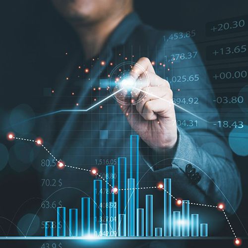 En person som analyserer finansielle grafer og bedriftsinformasjon.