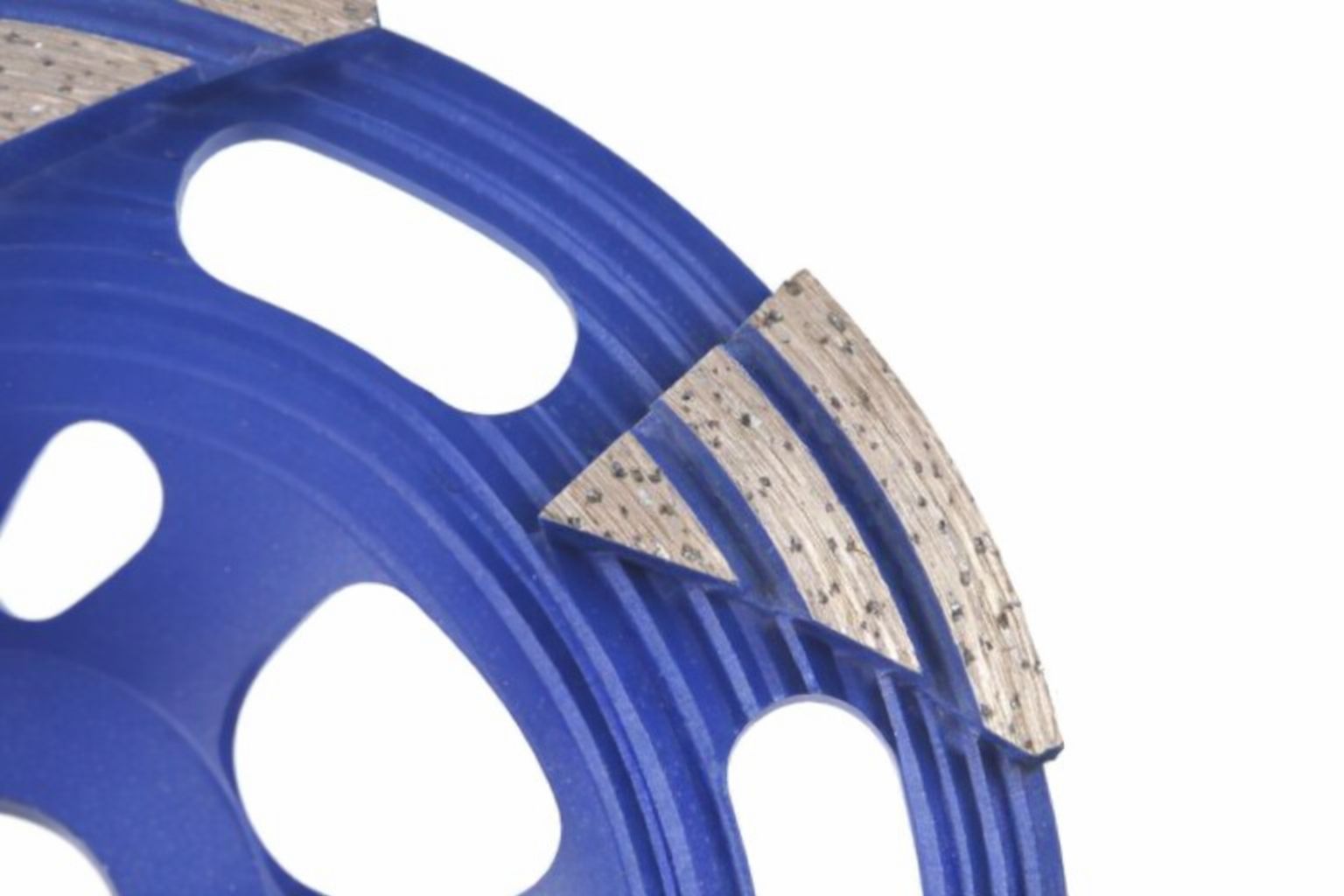 Nærbilde av en blå slipekopp til betong for vinkelsliper med diamantsegmenter.